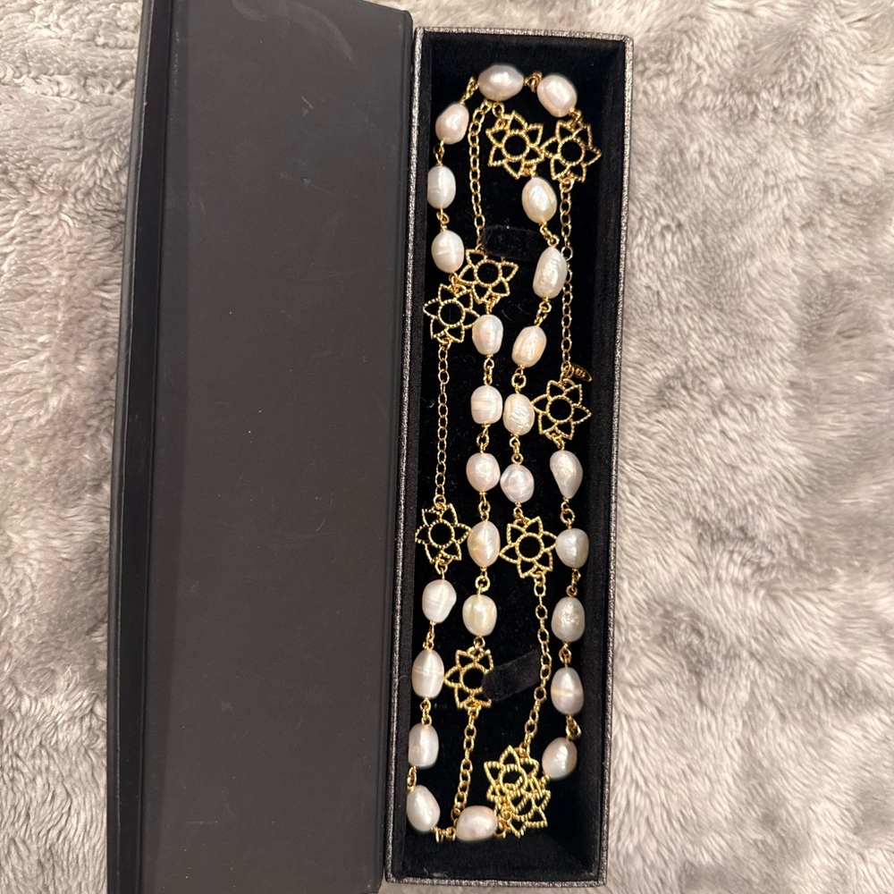 Elegant Gold and Pearl Necklace
Silver and Gold plated (40gr)